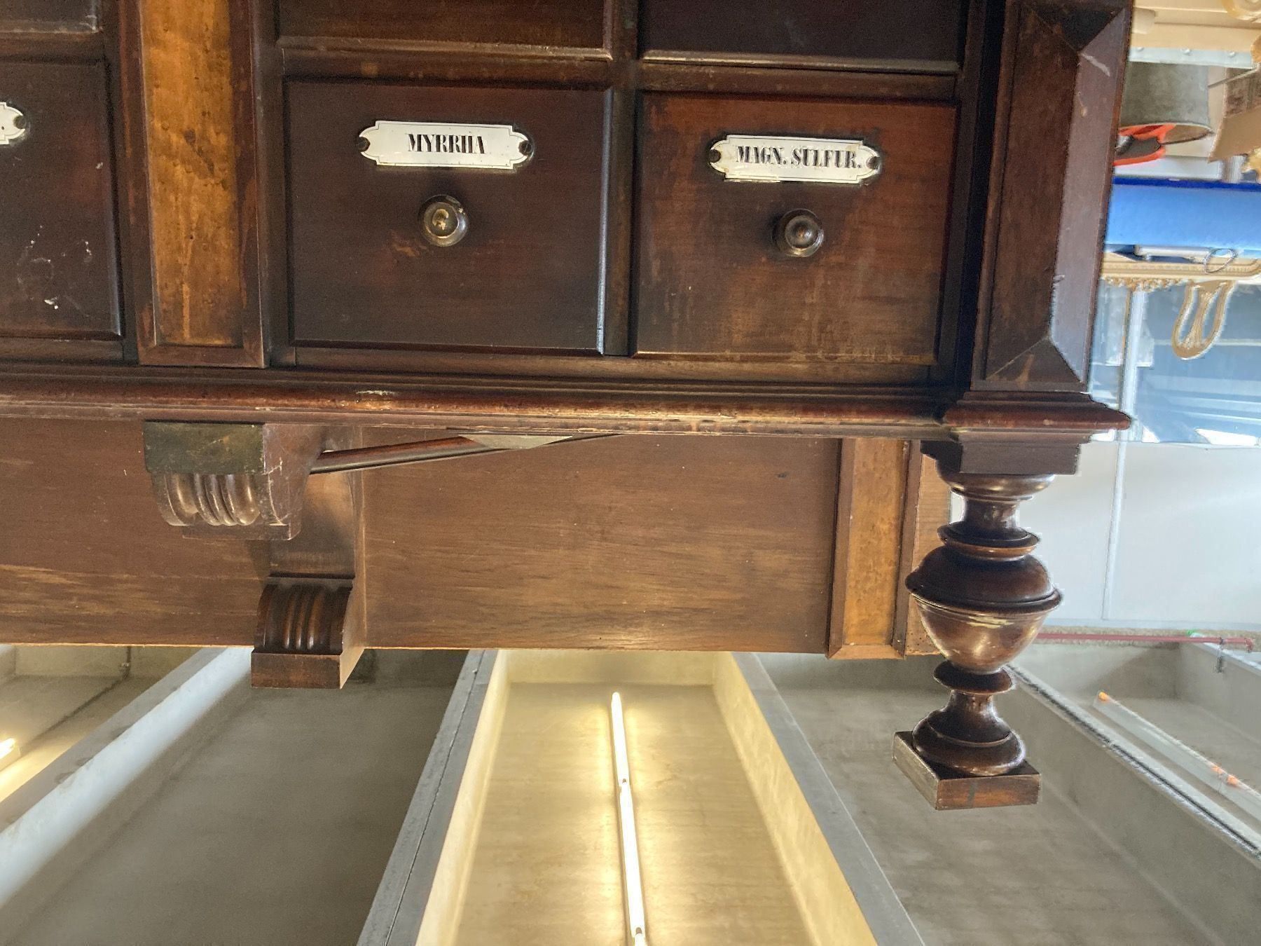 Armadi: Antiker Apothekerschrank Leipzig 1880 – Usato da Buchs ZH venduto da JPK7 2