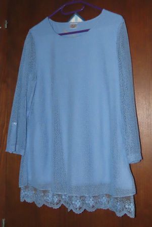 Haut à manches longues bleu taille 42 avec dentelle
