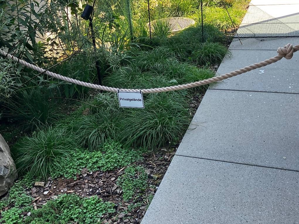 Collier et laisse: Absperrleine mit Schild ,,Privat – D'occasion à Horgen par Justine.