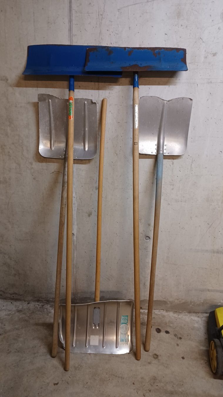 Tous les outils: 5 Schneeschaufel – D'occasion à Rüfenacht BE par zur_2s9l