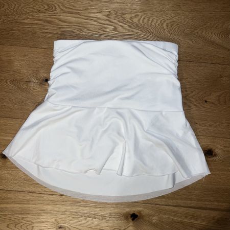 Weisser Rock mit Shorts