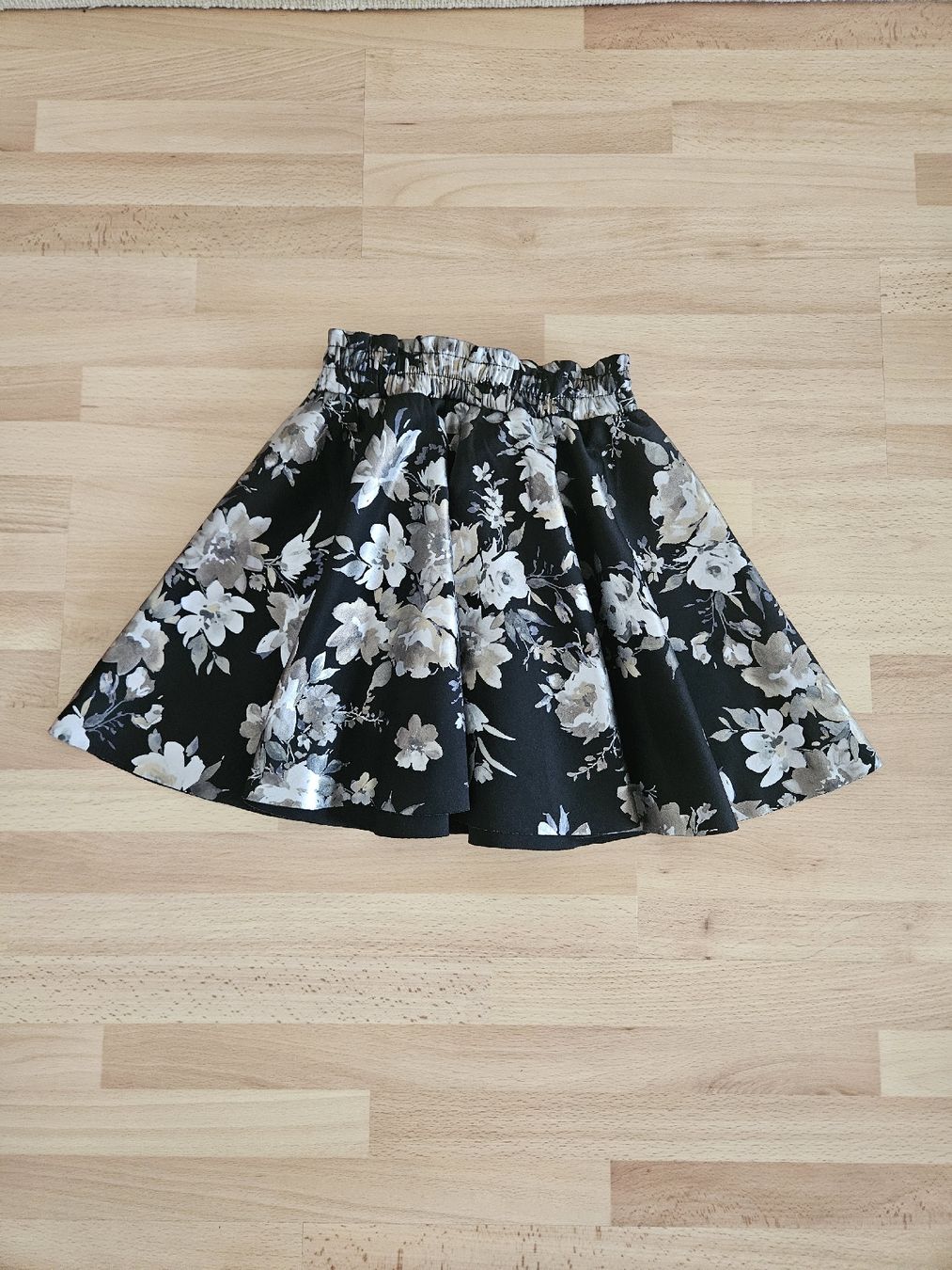 Jupes: Rock mit Blumenmuster Schwarz Grösse 140/14A neu – D'occasion à Thun par bia_crh9