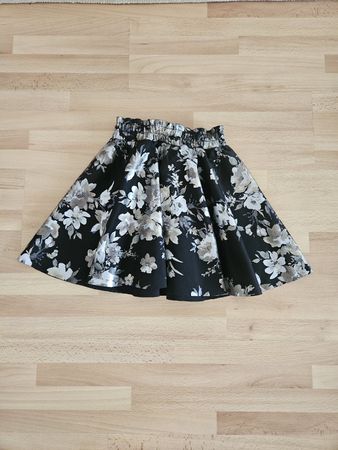 Rock mit Blumenmuster Schwarz Grösse 140/14A neu
