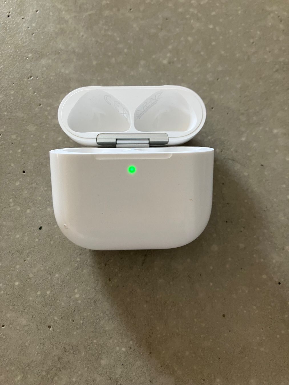 Apple Casques audio: APPLE AIRPODS 4 CASE – D'occasion à Lausanne par mr.v