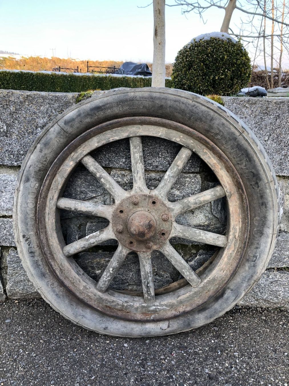 Pneus & Roues: Sehr altes Holzspeichenrad – D'occasion à Beinwil (Freiamt) par Zedel1923