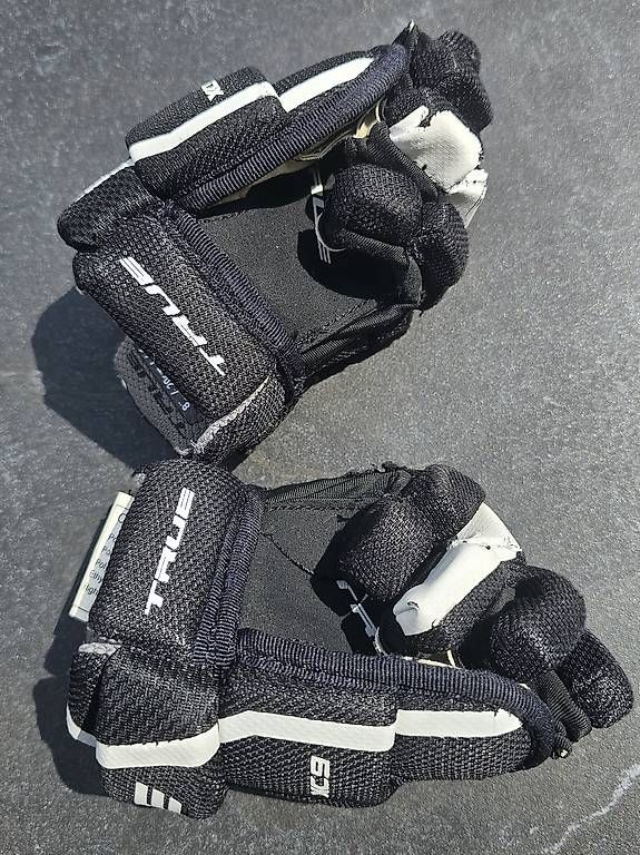 Guanti & manicotti: True XC9 Eishockeyhandschuhe – Usato da Wabern venduto da alohri 1