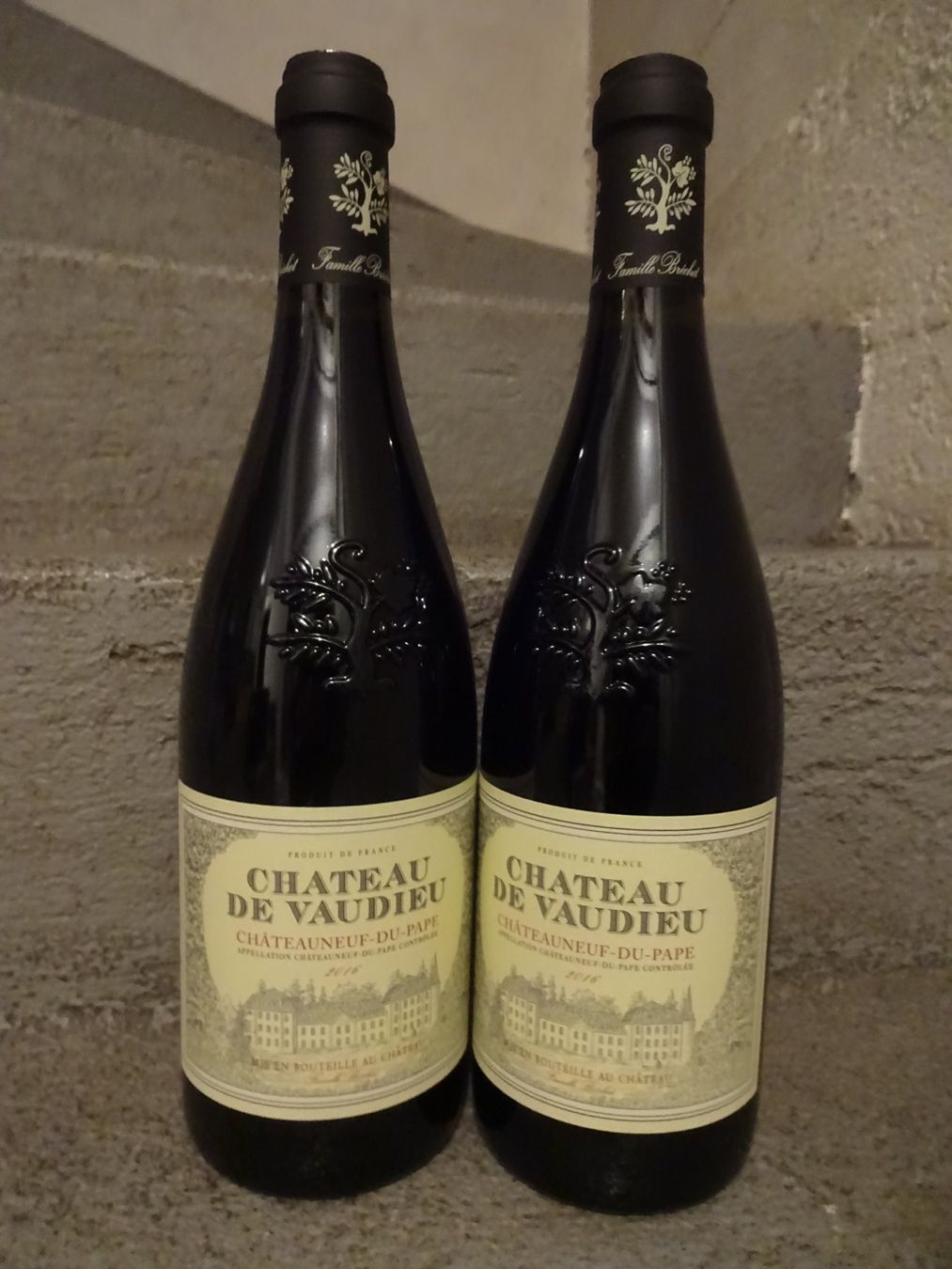 Vino: 2 Fl.  -  Château de Vaudieu Châteauneuf-du-Pape  -  2016 – Nuovo (secondo la descrizione) da Cham venduto da mktreasure