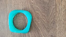 bracelet bleu en résine (en haut à droite)