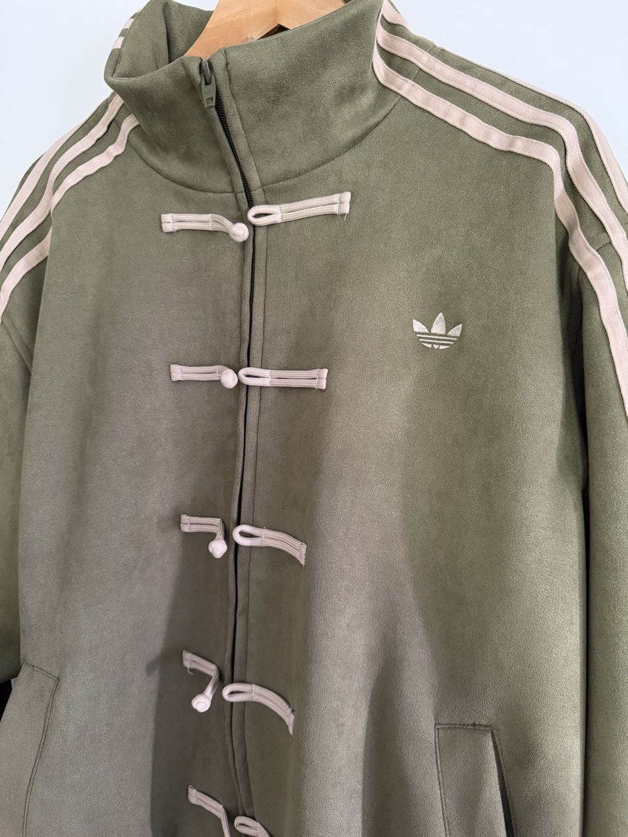 Adidas Vestes: Adidas Track Jacket Khaki Size M Mandarin Collar – Neuf (Voir description) à Steinhausen par mar_8y57 2