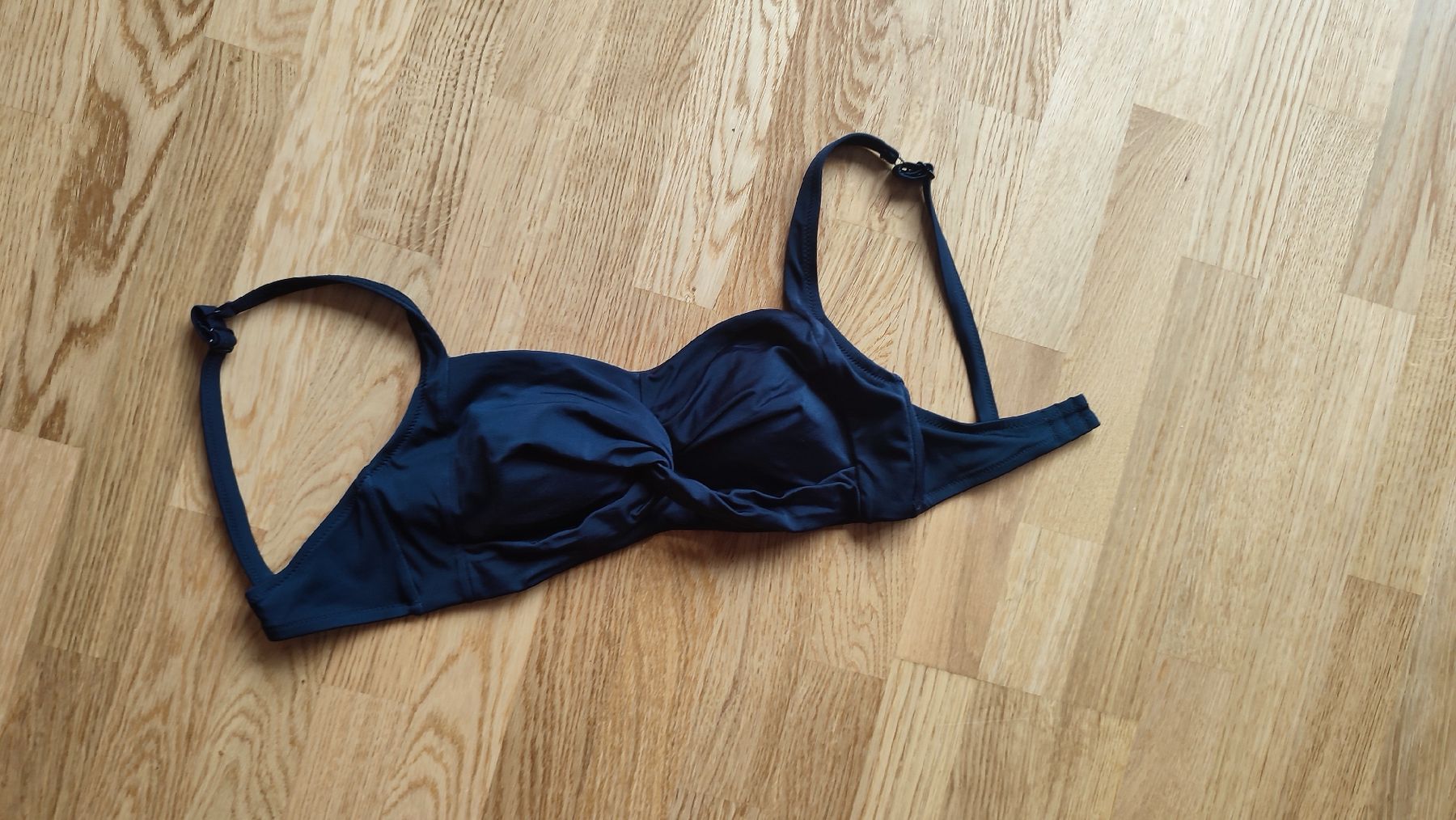 Costumi da bagno & Bikini: Schwarzes Bikinioberteil mit "Knoten" vorne – Usato da Basel venduto da kopfstand