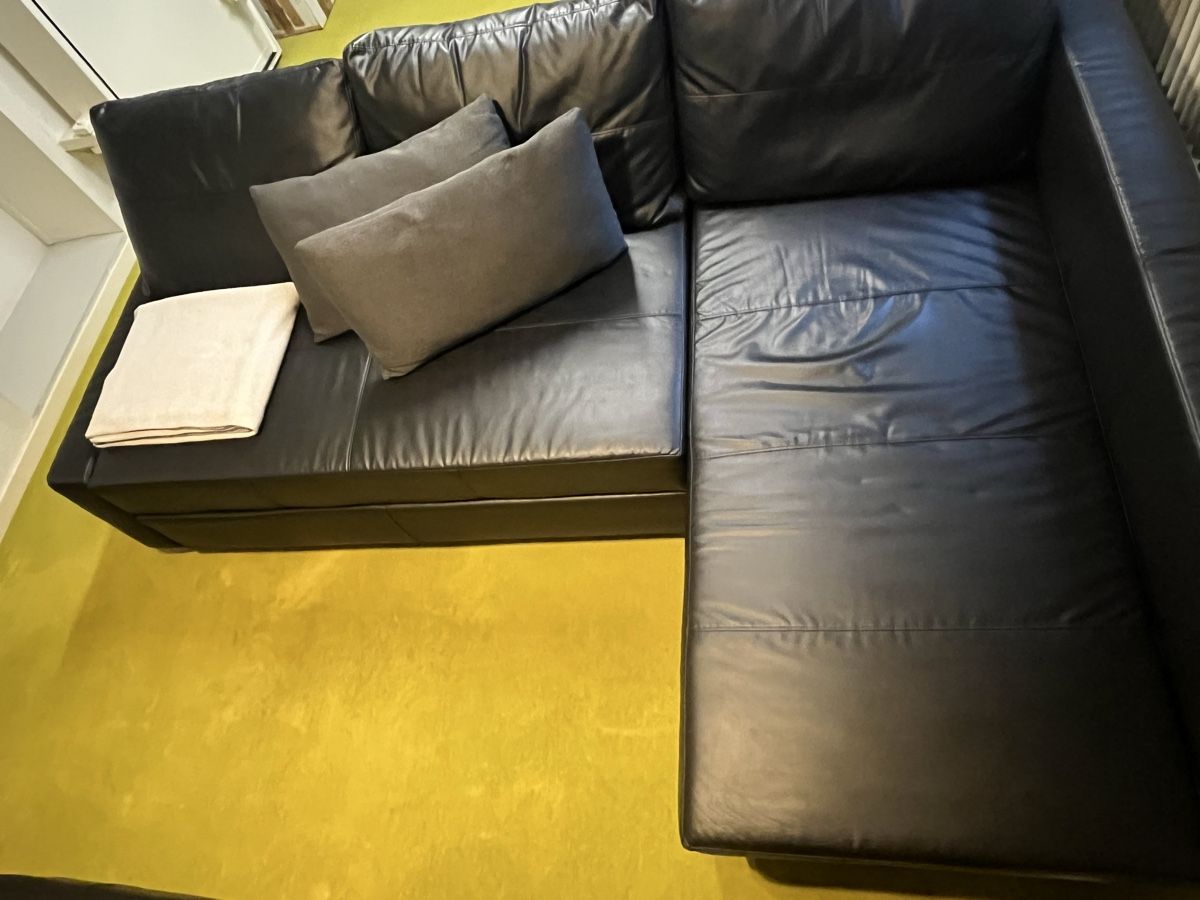 Sofas: Bettsofa mit Hocker, schwarz, Kunstleder. – Gebraucht aus Aesch BL von pat_p9cm 3