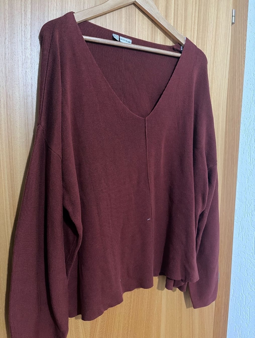 Maglioni & Felpe: Oversize Pullover Farbe braun-burgundy mit v-Ausschnitt – Usato da Buchs ZH venduto da natu65