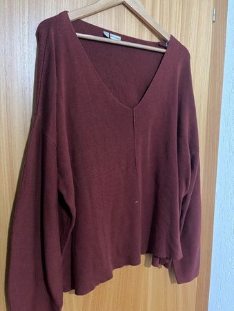 Oversize Pullover Farbe braun-burgundy mit v-Ausschnitt