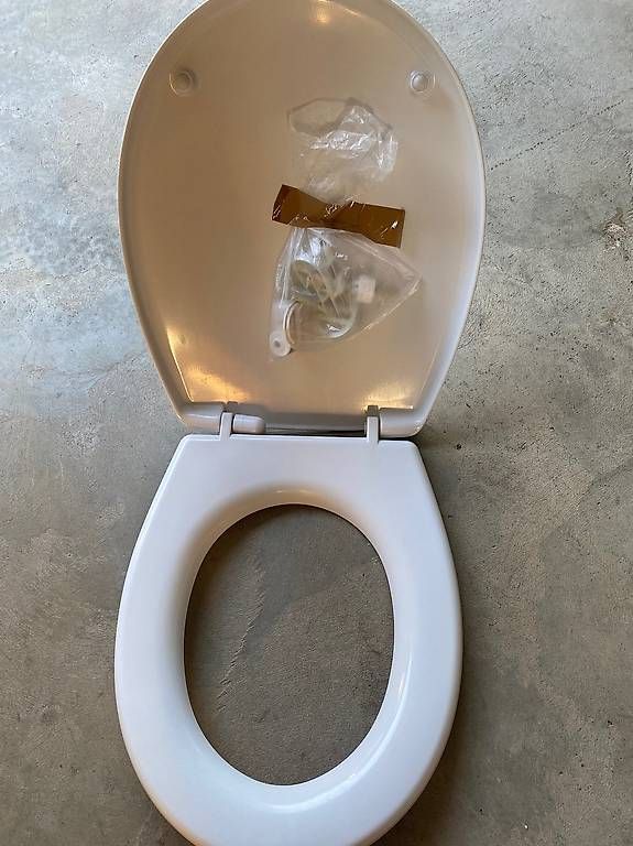 WC: WC/Toiletten Deckel und Sitz – Usato da Hinwil venduto da Hiwikeb 2