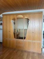 Grosser Kleiderschrank mit Spiegel