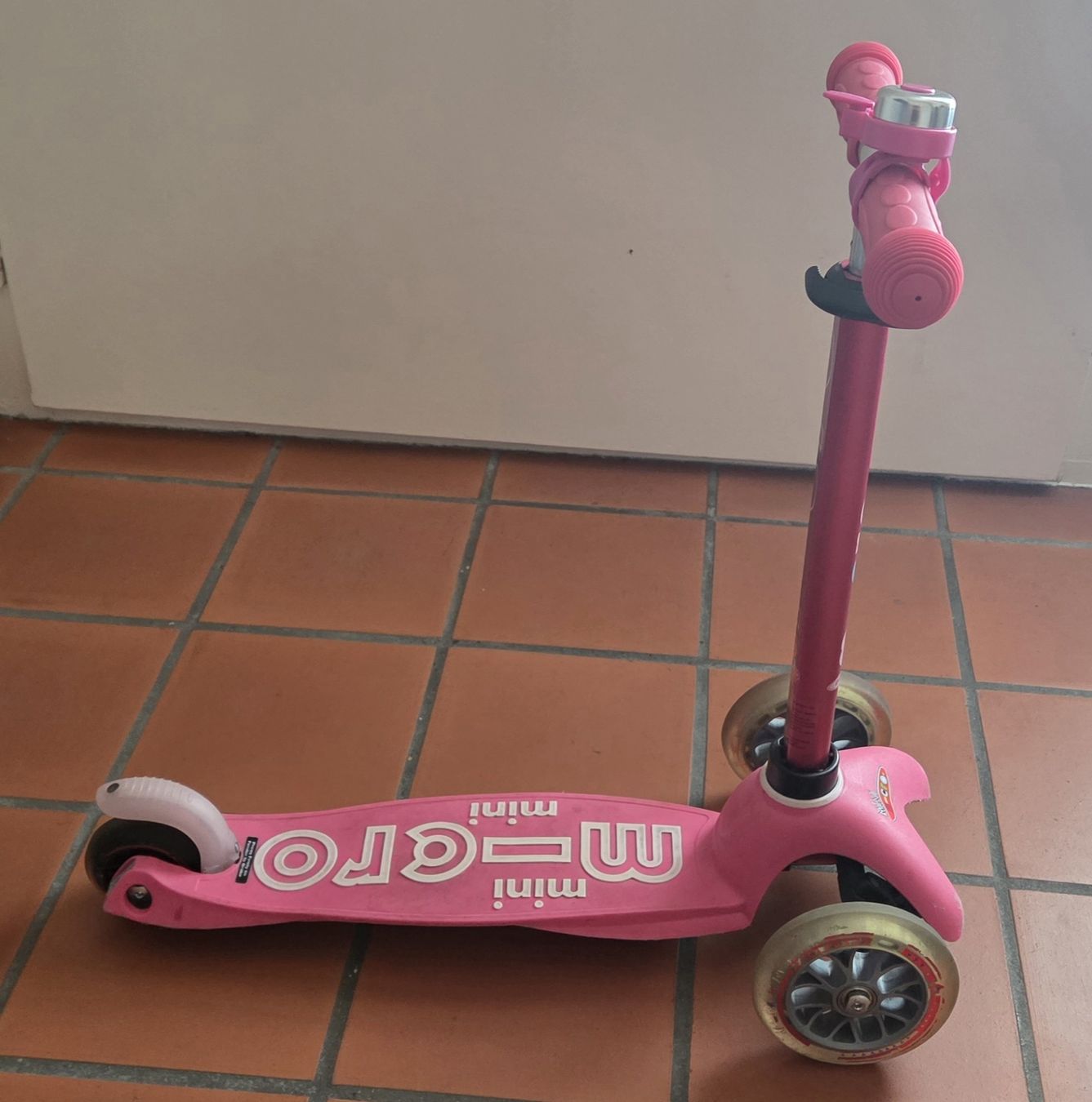 Micro Kickboard: Kickroller Micro Mini Deluxe pink mit Klingel – Usato da Ettingen venduto da ssc_dsr2 2
