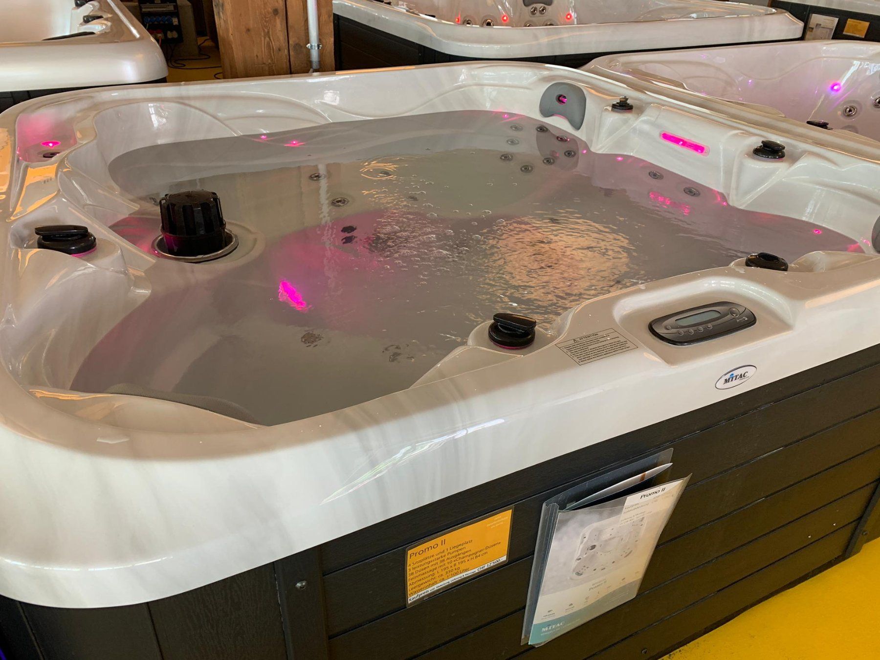 Whirlpool: Whirlpool Outdoor Jacuzzi gebraucht mit Abdeckung – Gebraucht aus Olten von OlbaraAG 1