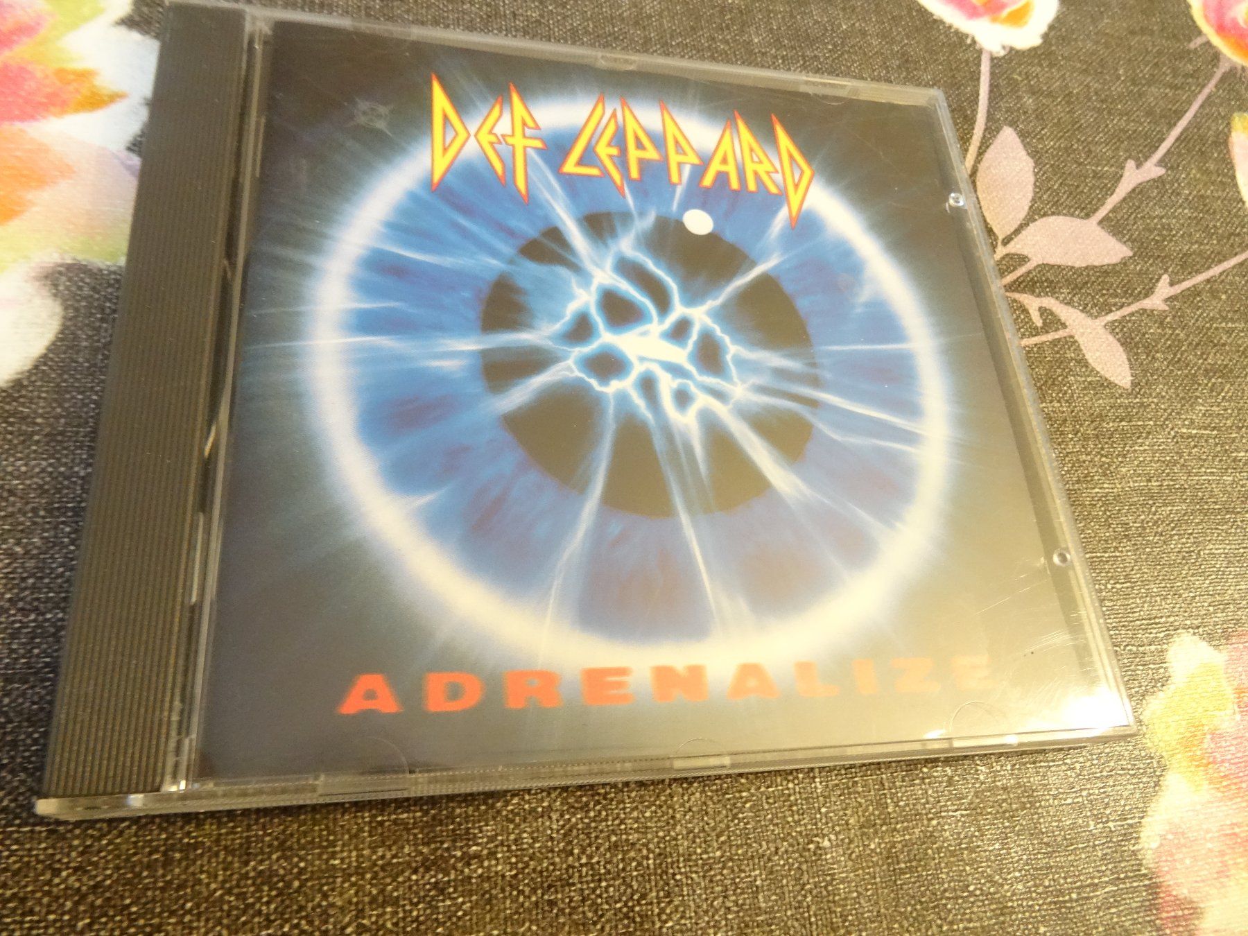 CD: Def Leppard - Adrenalize CD – Usato da Olten venduto da Disc-Ausverkauf