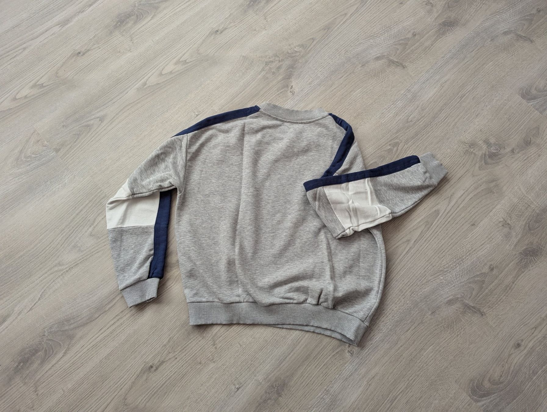 Maglioni & Felpe: Grauer Pulli mit Streifen an den Ärmeln Gr. S – Usato da Goldingen venduto da YouAreMySunshine 2