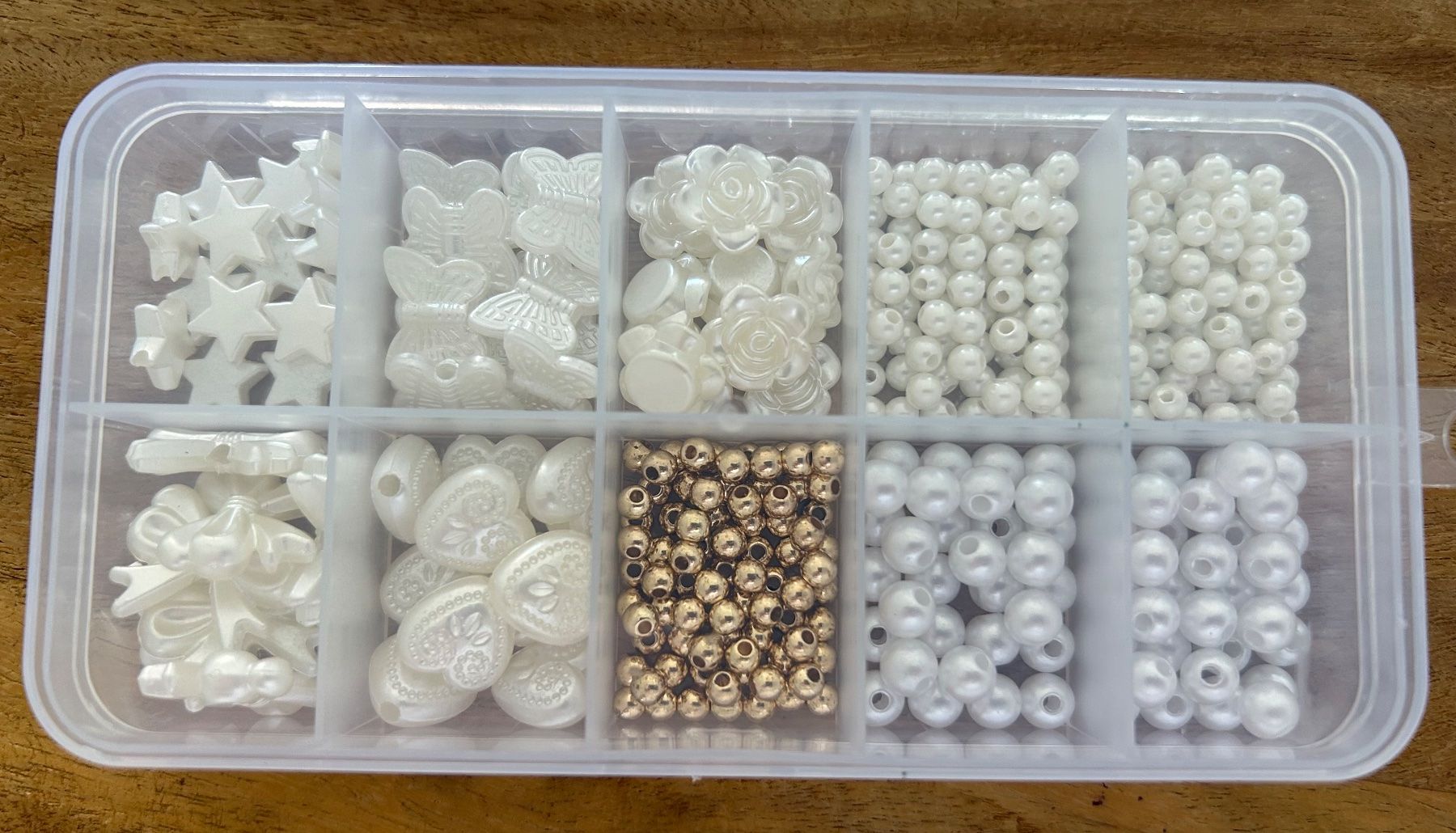 Perle (finte): Bastelperlen Set weiss & goldfarben in Organizer Box – Nuovo e nell'imballaggio originale da Geneve venduto da vane267