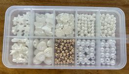 Bastelperlen Set weiss & goldfarben in Organizer Box