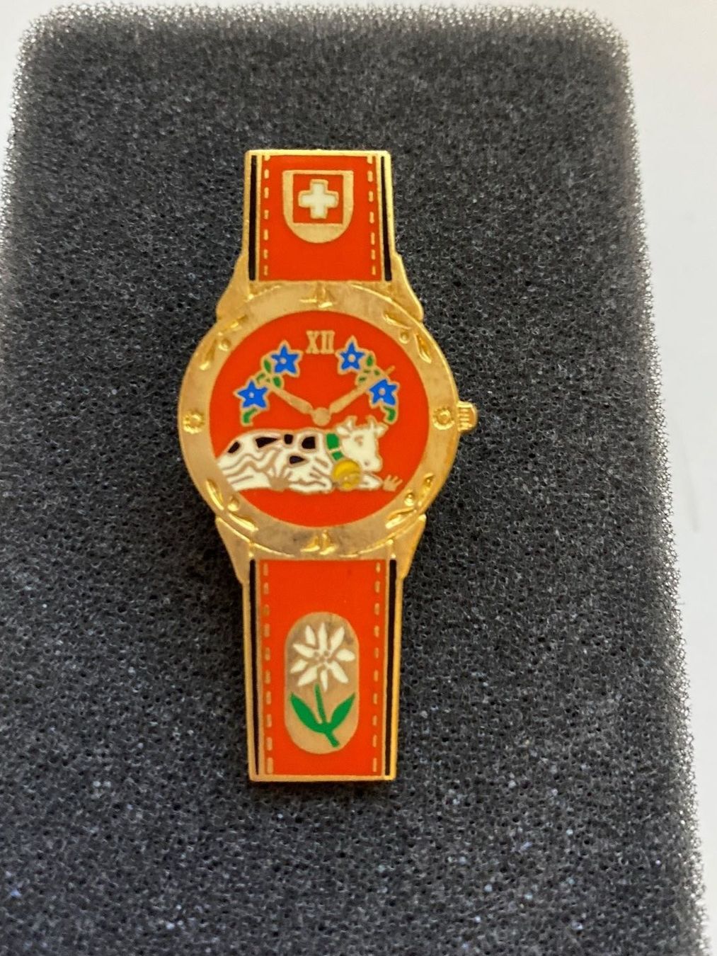 Placchette & Badge: PIN'S - SUISSE - MONTRE - VACHE ET FLEURS – Usato da Le Brassus venduto da cinema13