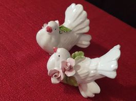 2 Tauben aus Porzellan mit Rosenblüten