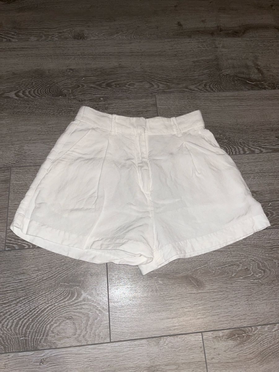 H&M Pantaloni: Short blanc léger taille haute – Usato da Le Locle venduto da Ophelhugy