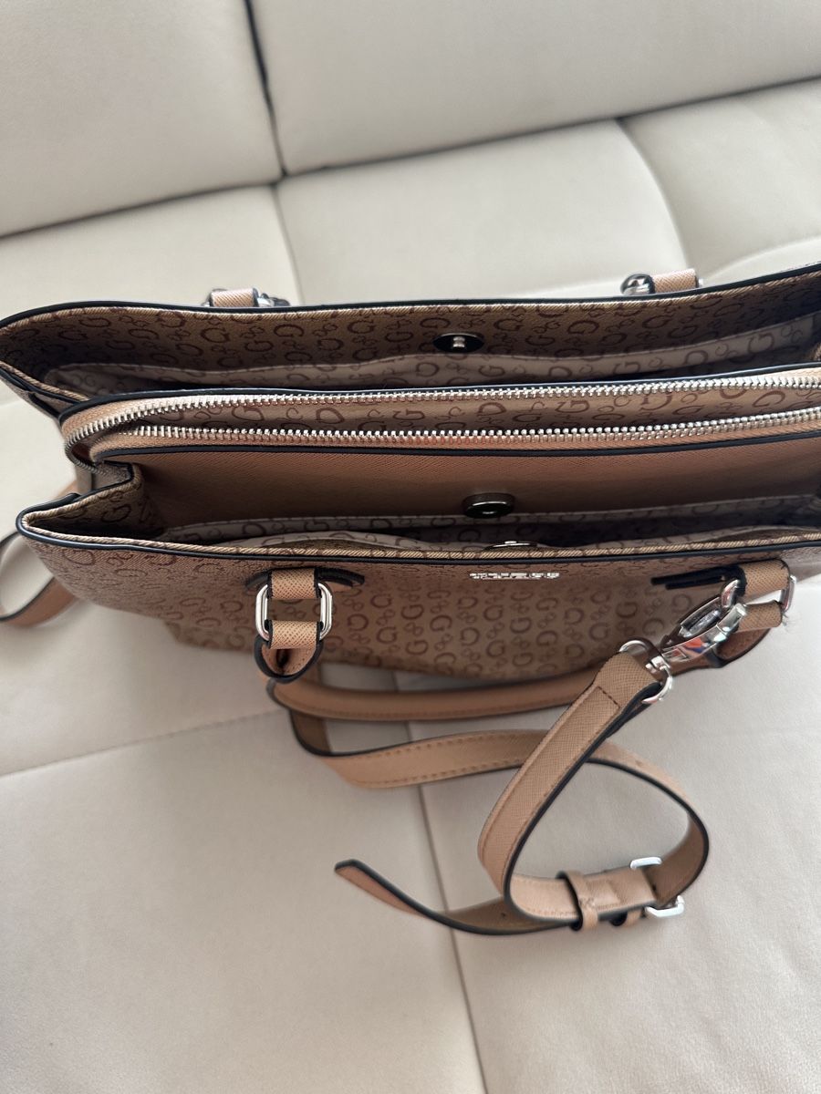 Guess Sacs femmes: Guess  Monogramm Handtasche – D'occasion à Volketswil par elh_79vz 2
