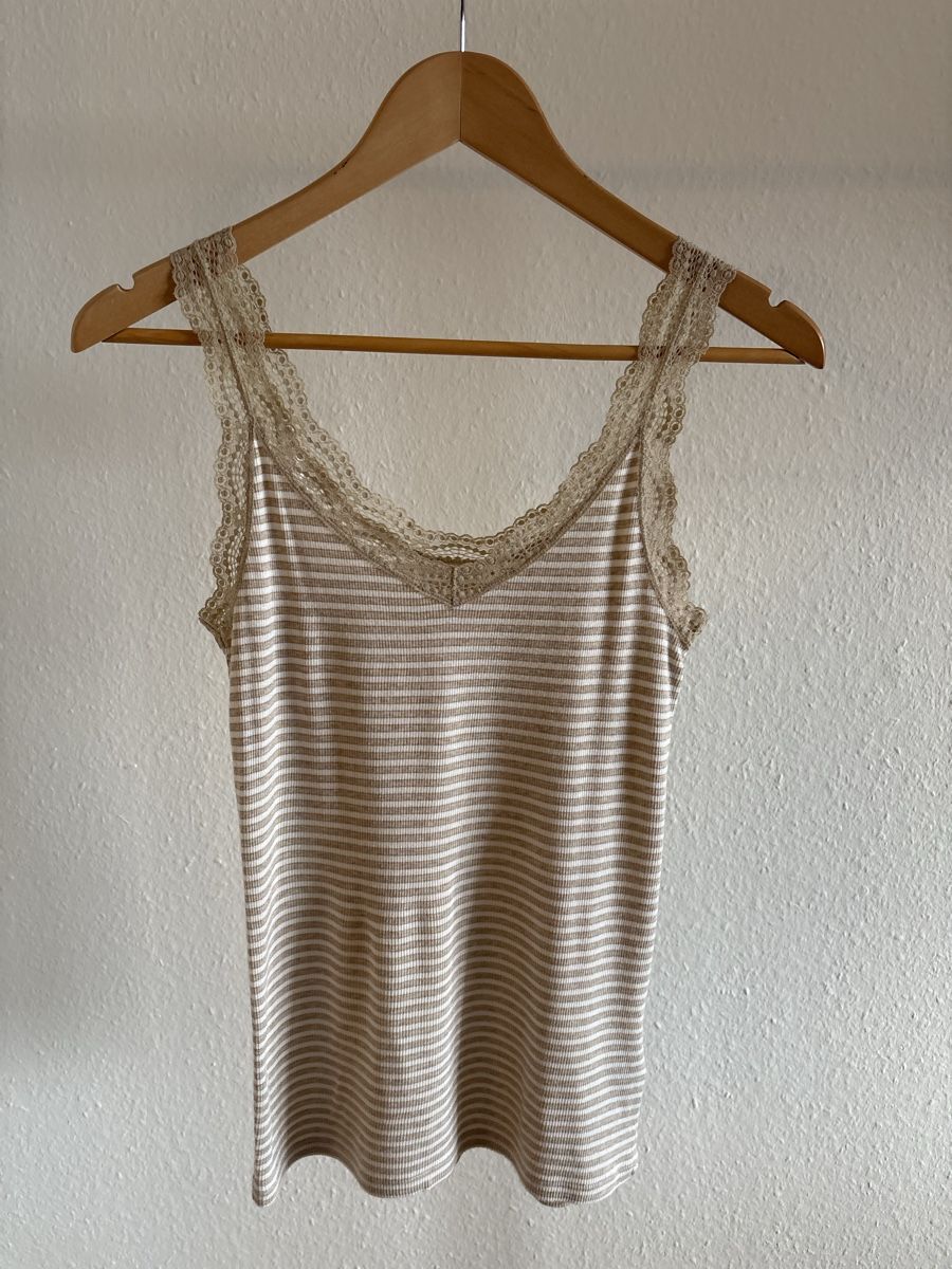 Top: Uniqlo top – Nuovo (secondo la descrizione) da Genève venduto da mar_dt67