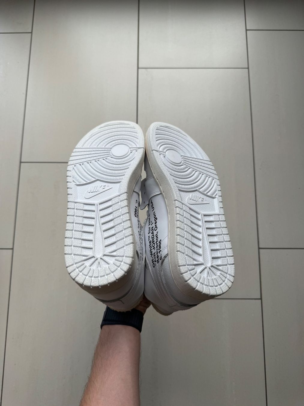 Off-White Scarpe da uomo: Jordan 1 Retro High Off-White Euro – Nuovo e nell'imballaggio originale da Dübendorf venduto da cendre 7