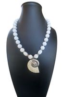 Collier mit Weisser Achat und Muschel Anhänger 