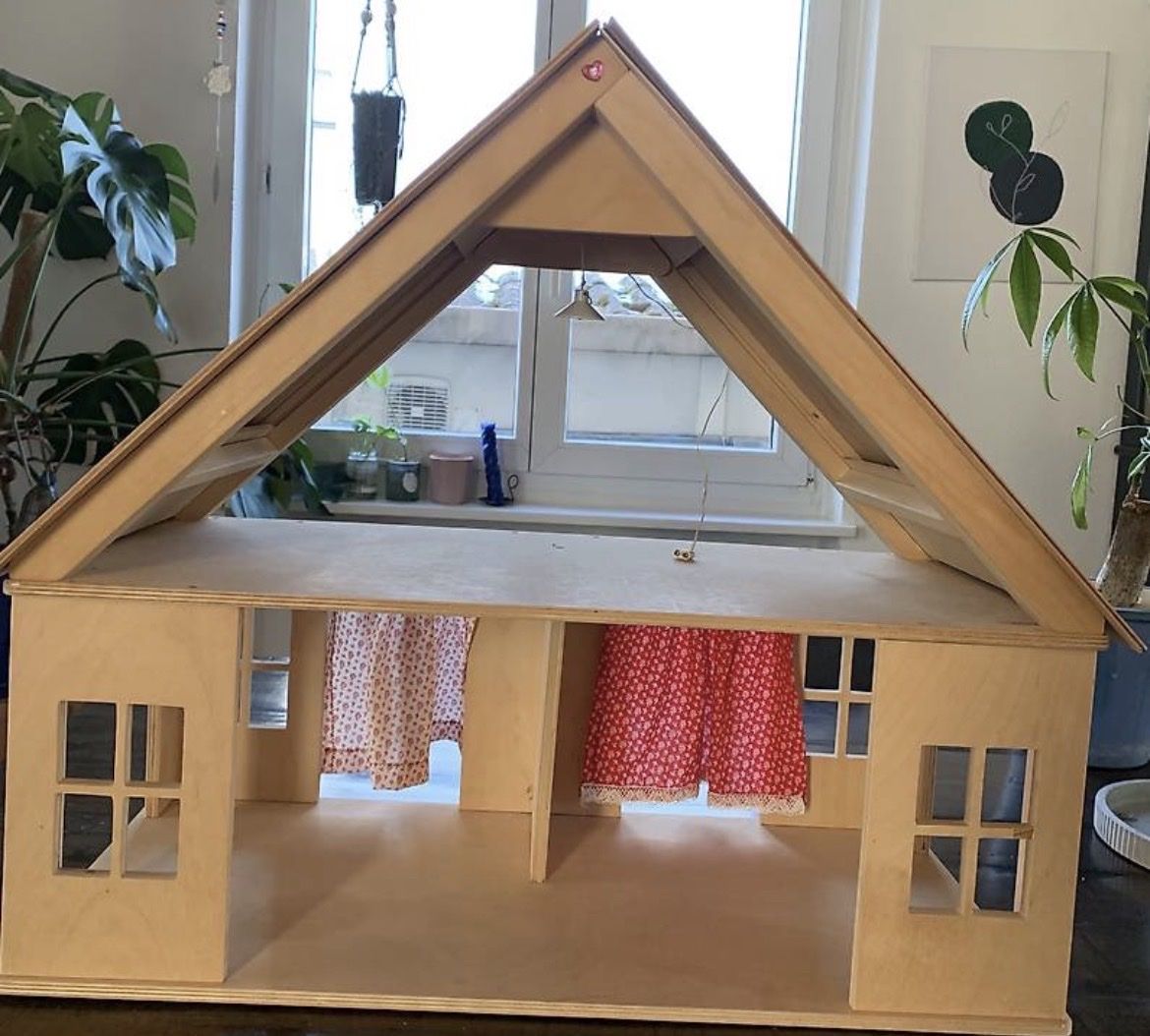 Case e mobili per bambole: Puppenhaus inkl. Mobiliar & Puppen – Usato da Luterbach venduto da desireeee