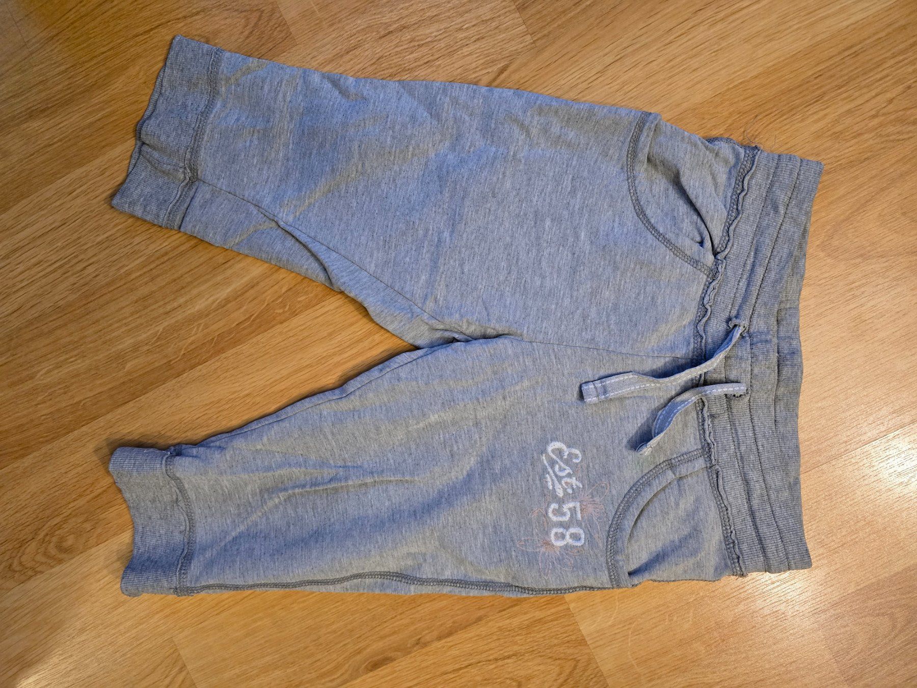 Pantalons: 3/4 Trainerhose Gr. 134 – D'occasion à Büttikon AG par Amineah