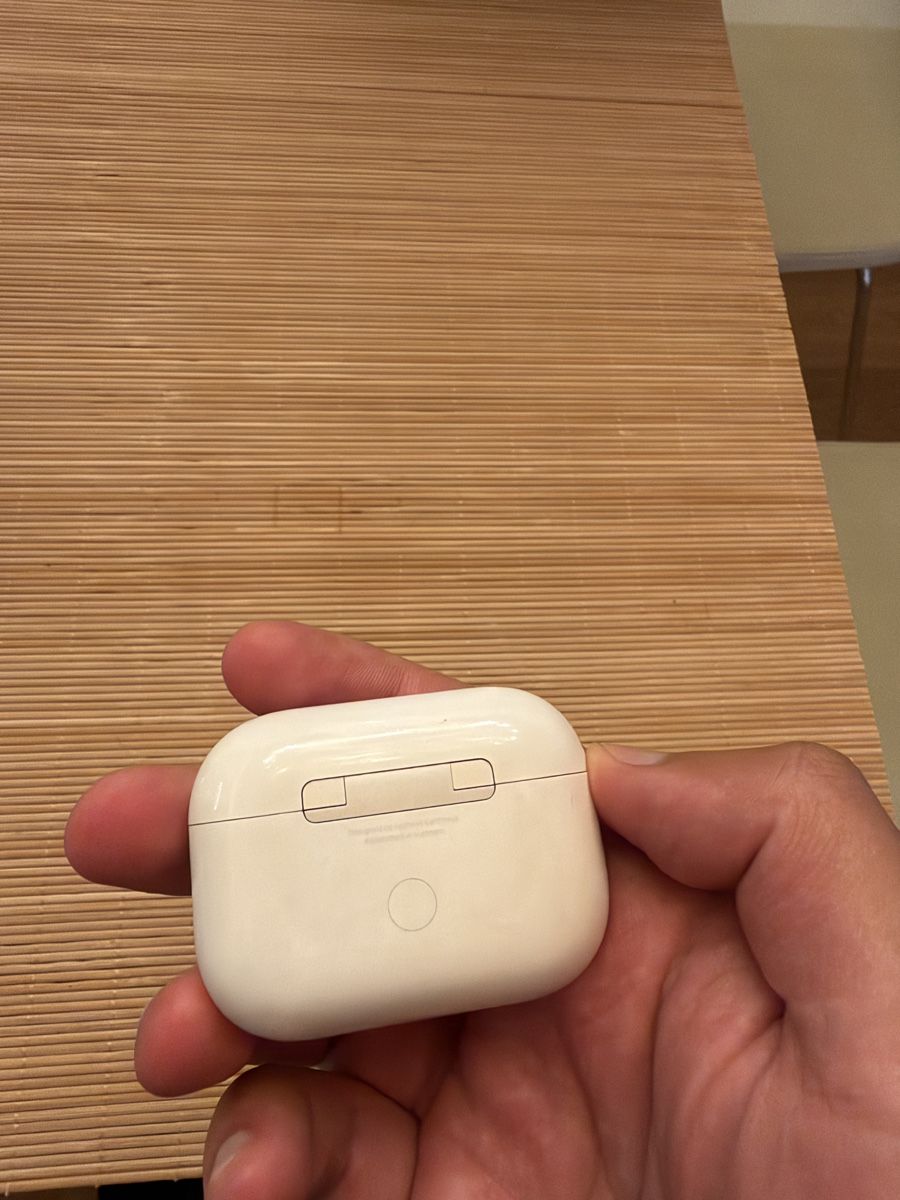 Apple Kopfhörer: AirPods Pro 2 Ladecase – Gebraucht aus Zürich von Yoni_to 2
