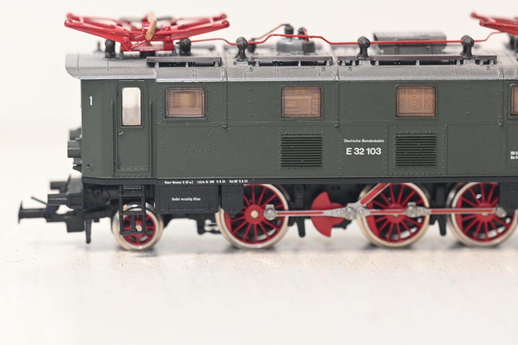 Roco Modelleisenbahnen: DB E 32103 Lok Roco H0/DC Defekt!! – Defekt aus Laupen ZH von  1