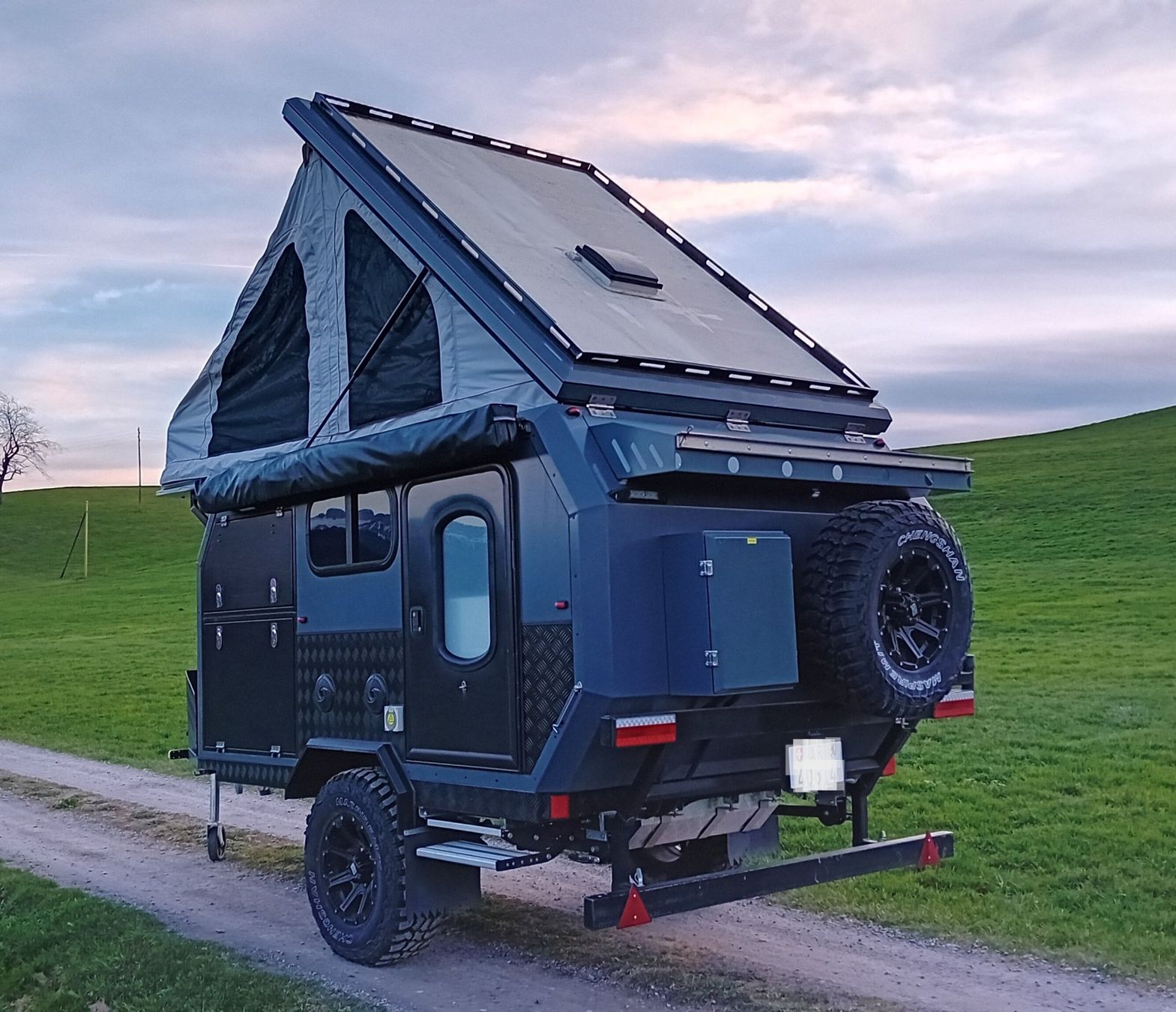 Anhänger: Offroad Wohnananhänger Allroad Caravan AM03 Top Zustand – Gebraucht aus Stein AR von Validus 4