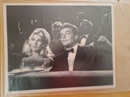 Roger Moore / Caron Gardner, Original Autogramme auf Foto