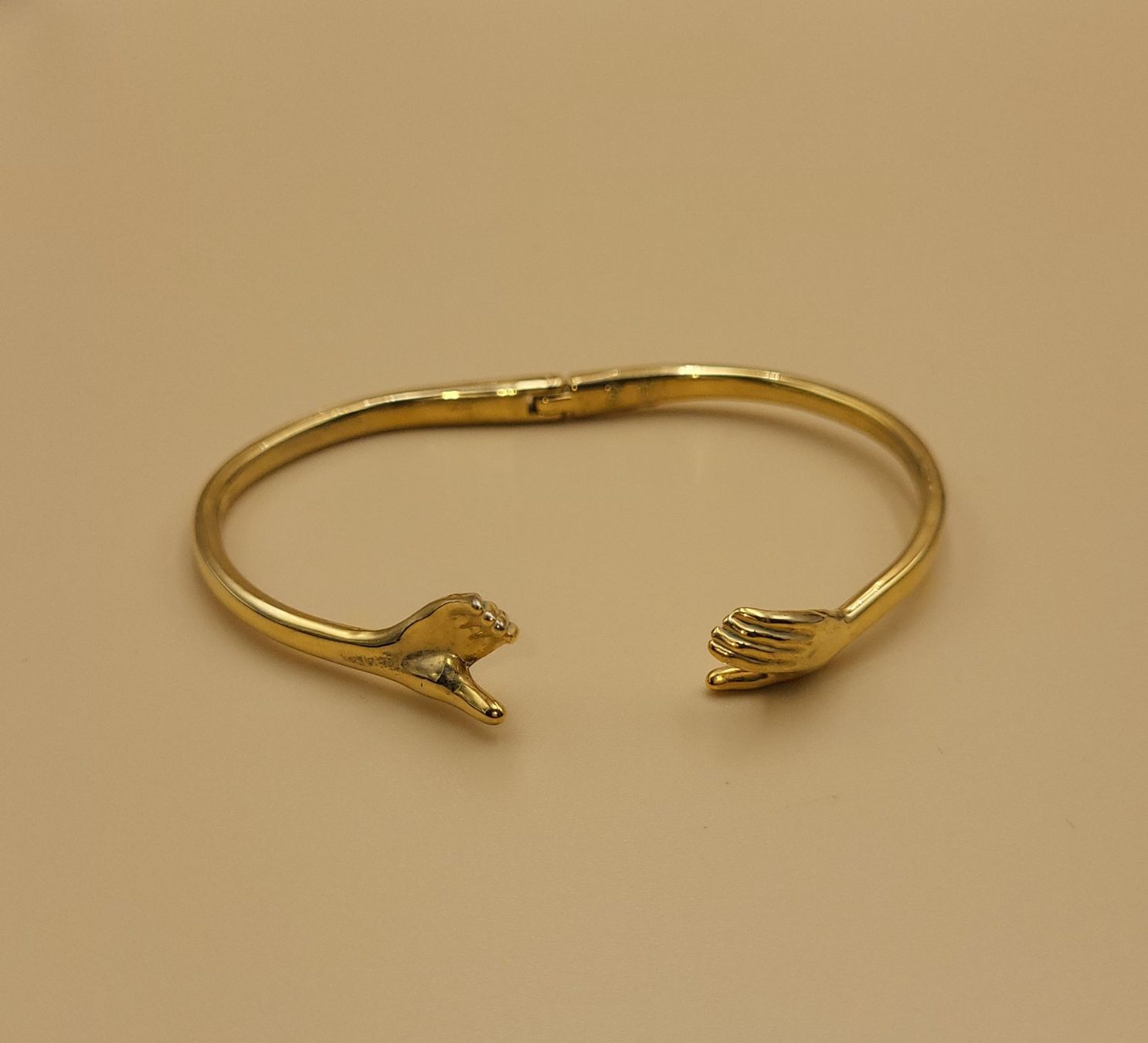 Armbänder & -reifen: Goldene Armreif mit Händchen - Symbol der Freundschaft – Gebraucht aus Wald ZH von SwissPawnshop 1