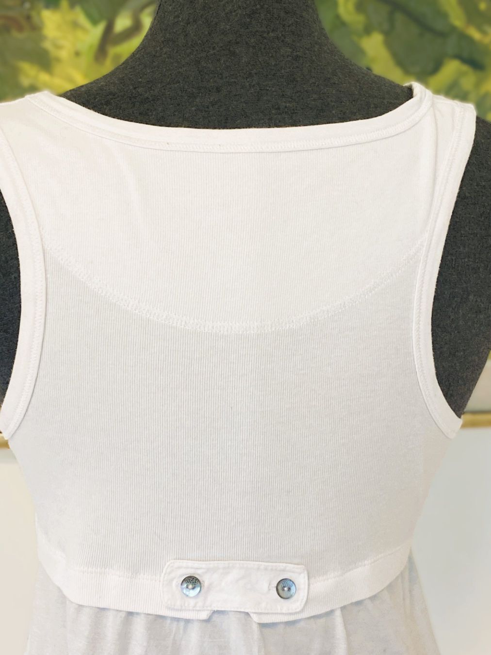 Marc Cain T-Shirts: MARCCAIN weisses Basic Shirt mit Perlmuttknöpfen N3 – Gebraucht aus Allschwil von Rosenfee 2