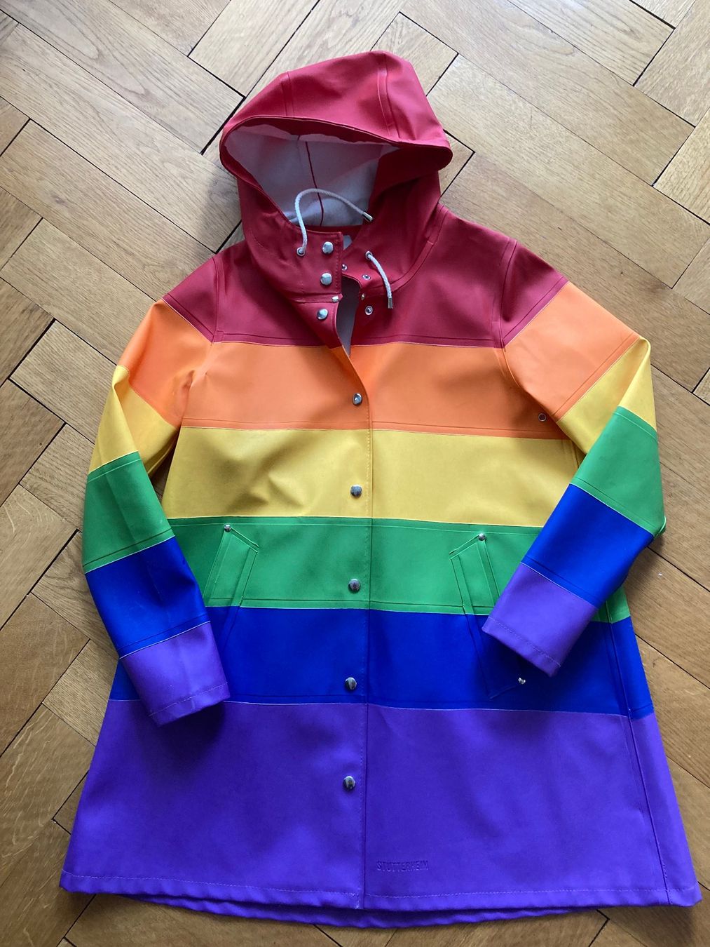 Stutterheim Cappotti: Farbenfroher Stutterheim-Regenmantel, schwedisches Design – Usato da Zürich venduto da Selamatt01 2