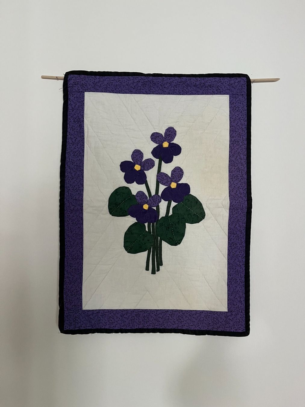 Poster & Bilder: Quilt Wandbild, Veilchenblumenstrauss – Gebraucht aus Luzern von Lampion
