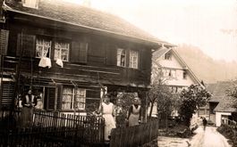 ländliche Dorfpartie. 3 Frauen in Alltagskleidung