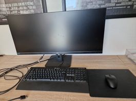 Monitor inkl. Tastatur und Maus