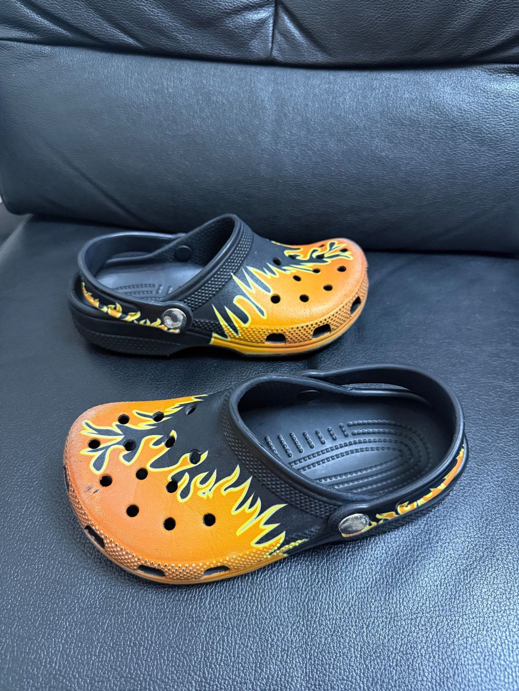 Crocs Schuhe für Jungen: Crocs CLASSIC FLAMES Gr. 32-33 – Gebraucht aus Uetikon am See von Fraufox1 1