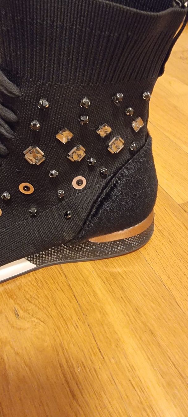 Scarpe da donna: Schwarze Stoffstiefel mit Schmucksteinen, Grösse 39 – Usato da Frauenfeld venduto da Bounty40 2
