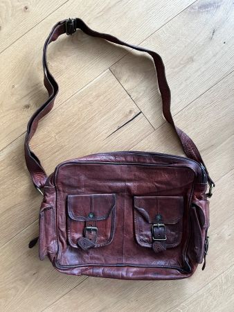 Ledertasche zum Umhängen in Dokumenten-/Laptopgrösse