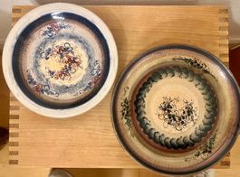 2 Keramik-Teller/ Schalen mit Blumenranken- Motiv