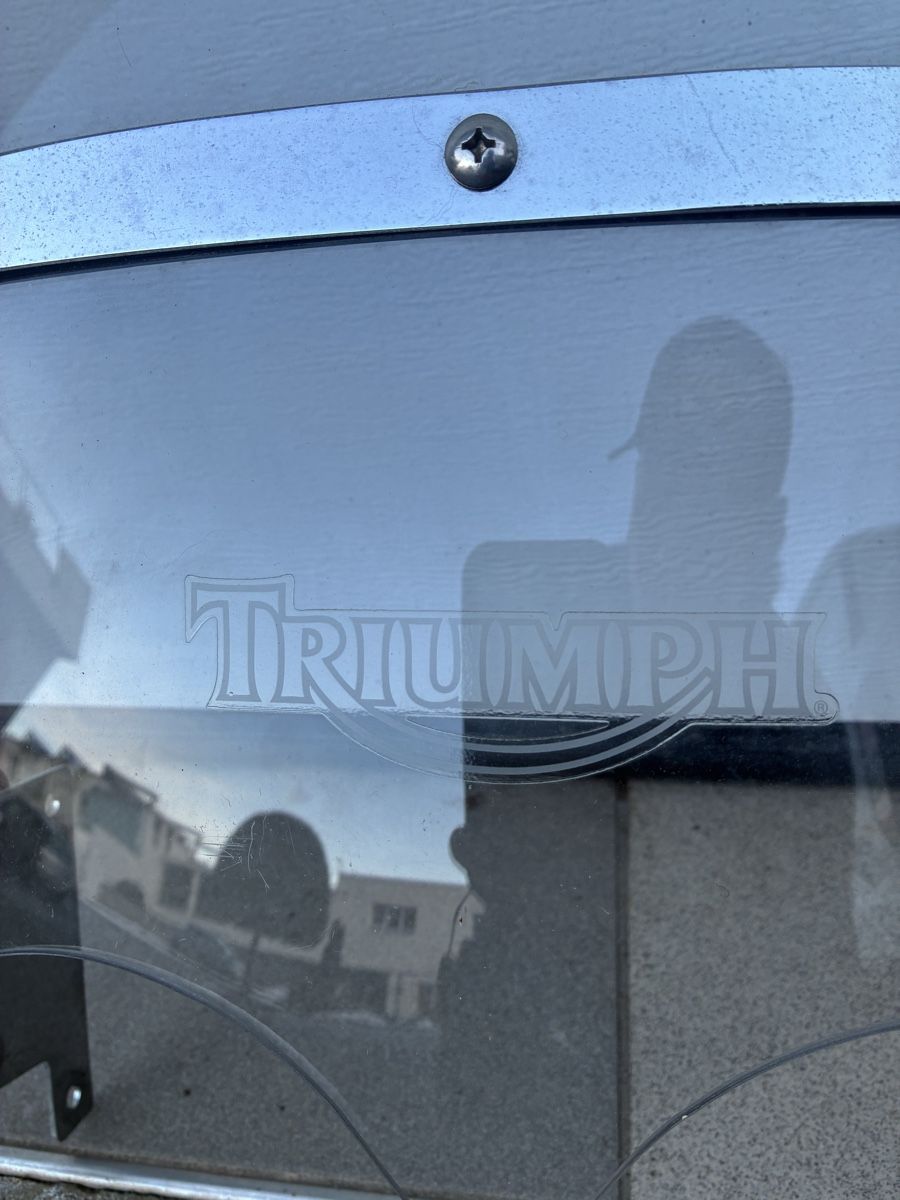 Triumph Alle Motorradersatzteile: Triumph Motorrad Scheibe Windschutz GuterZustand! – Gebraucht aus Wollerau von mafiale89 1