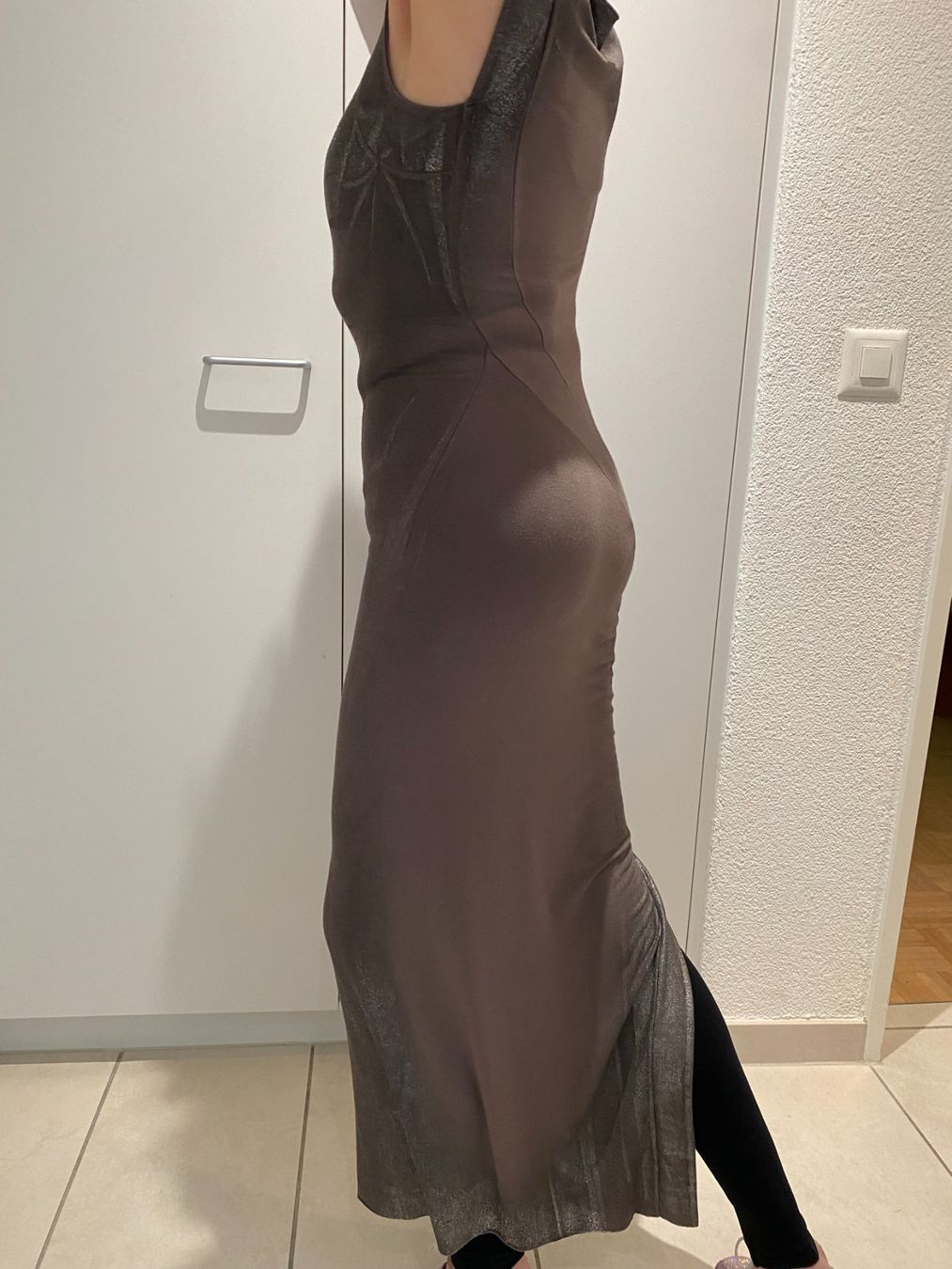 Issey Miyake Vestiti: Issey Miyake langes Strechkleid mit Seitenschlitz – Usato da Zürich venduto da Gemi 2